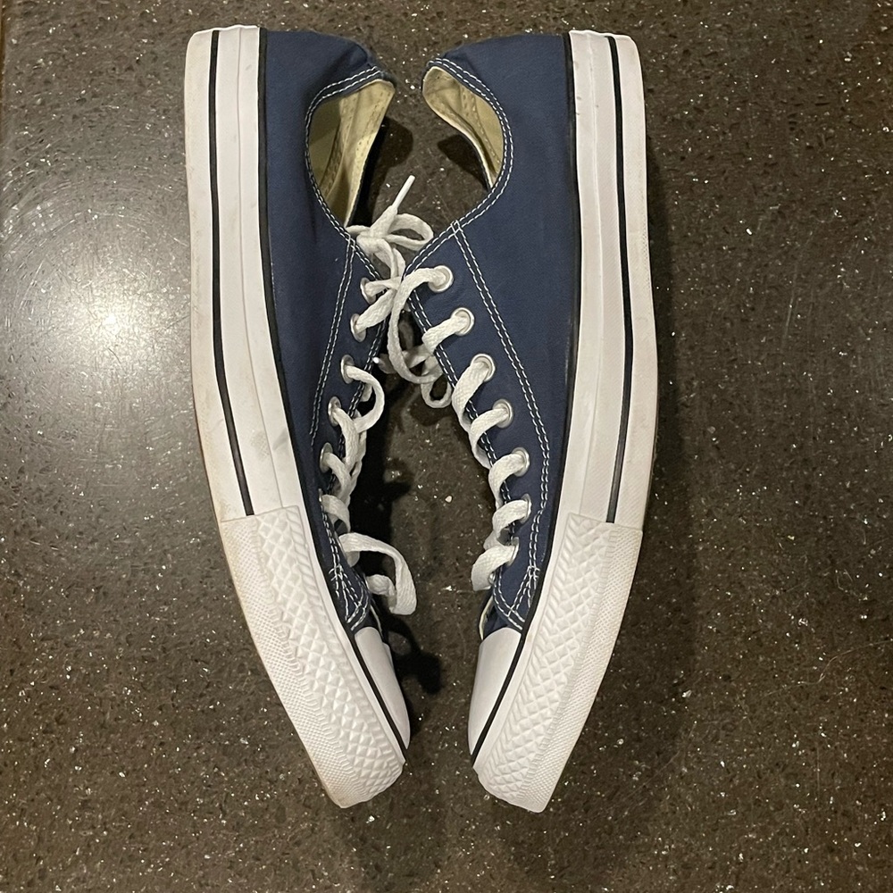 Men’s Size 12 Women’s size 14 Navy Low Top Converse - Picture 3 of 8